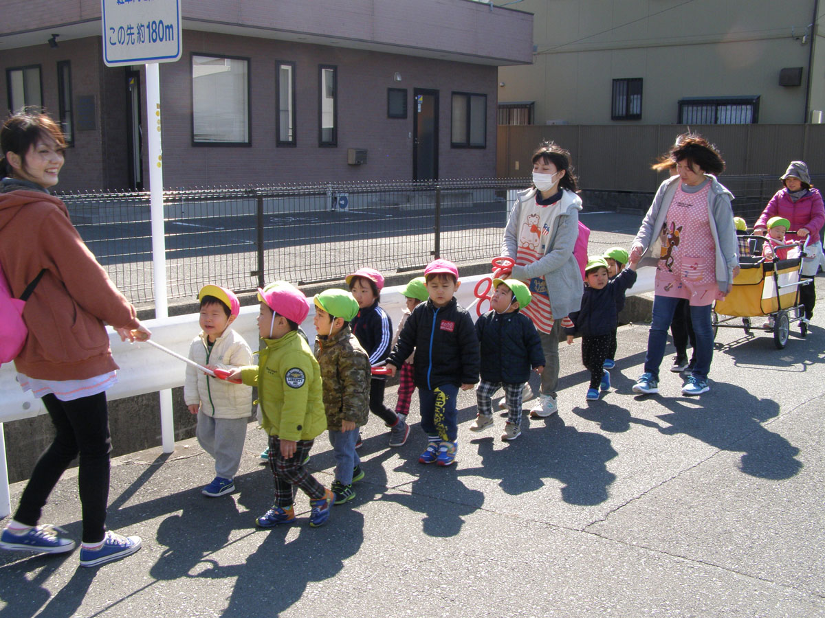 誘導ロープをしっかり持ってお散歩に出かけます。 保育の様子(誘導ロープをしっかり持ってお散歩に出かけます。)