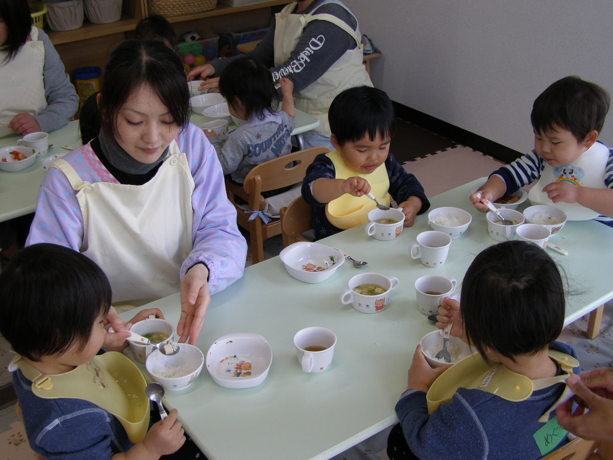 保育の様子（おいしいお給食をいただきます！）