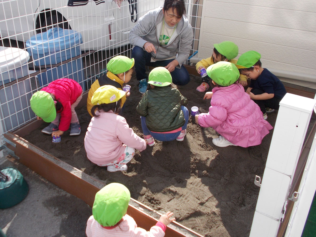 砂遊び、みんなで大きなお山を作ろう 保育の様子(砂遊び、みんなで大きなお山を作ろう)